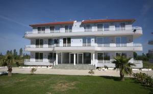 a large white building with a large balcony at Villa Lumi Mat in (( Mal i Kakariqit ))