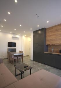 a living room with a table and a kitchen at Villa Lumi Mat in (( Mal i Kakariqit ))