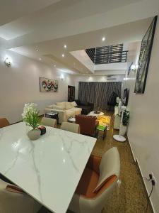 a kitchen and living room with a table and chairs at Brainardville in Iseri