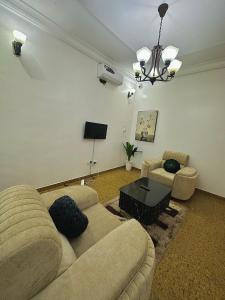 a living room with two couches and a table at Brainardville in Iseri +4 photos