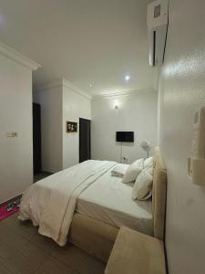 a bedroom with a large bed in a room at Brainardville in Iseri