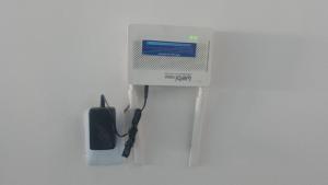 a computer monitor with a mouse attached to a wall at Pousada Paraíso in Telêmaco Borba +1 photo