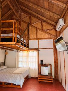 a bedroom with two bunk beds and a window at Hotel Campestre Campos Verdes in Roldanillo +93 photos