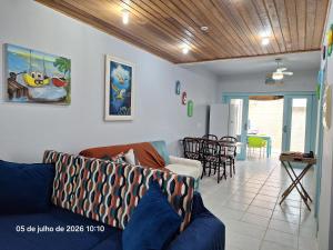 a living room with a couch and a dining room at Paraíso em Juquehy in Juquei