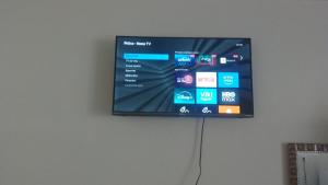 a flat screen tv hanging on a wall at Pousada Paraíso in Telêmaco Borba