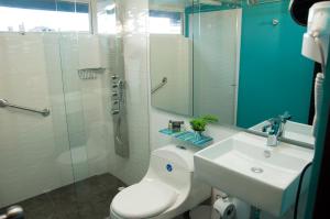 y baño con aseo, lavabo y ducha. en Hotel City Bog 106, en Bogotá