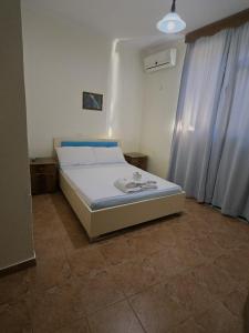 a bedroom with a bed in a room at Onde Rooms in Vlorë
