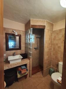 a bathroom with a sink and a shower at La Casa Azul Bullas in Bullas +19 photos