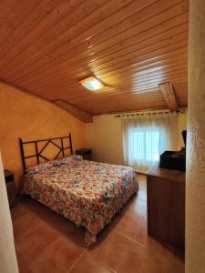 a bedroom with a bed and a wooden ceiling at La Casa Azul Bullas in Bullas