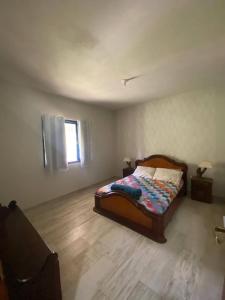 a bedroom with a bed and a window at Cheiro de Flor - Gamarra in Baependi