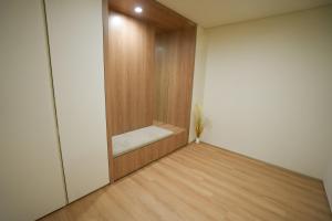 a small room with a bench in the corner at 클리프비치 in Sangun-ni