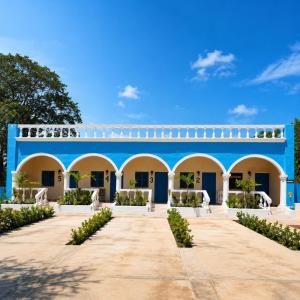 a blue and white building with a courtyard at Hotel Hacienda IMI 3 in Imí