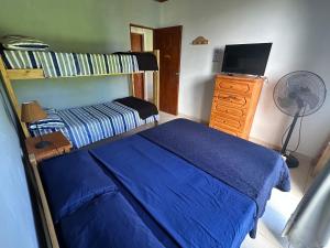 a bedroom with a bunk bed and a television at Departamento Jumace in Federación