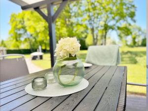 a vase filled with flowers sitting on top of a table at Nordprinz mit Sauna und Whirlpool in Geestland