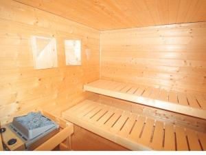 a small wooden sauna with a bench in it at Nordprinz mit Sauna und Whirlpool in Geestland