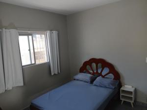 a bedroom with a bed and a window at Studio aconchegante perto dos eventos! in Garanhuns