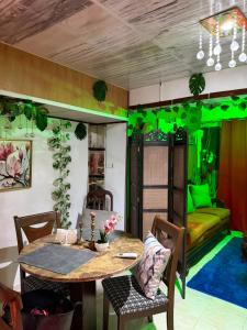 a dining room with green walls and a table and chairs at Valle Encantado in Pantoja