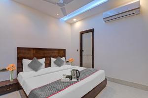 a hotel room with a bed with aigiligiligiligiligiligiligiligil at Townhouse Hotel Spotlight in Nawābganj