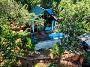an overhead view of a house in the forest at DILSHAN HOTEL Diyaluma in Koslanda