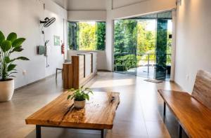 a living room with a wooden bench and a table at Ilha Bela Flat Alter do Chão in Santarém