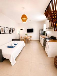 a large room with a bed and a kitchen at Paraiso Destiny Duplex in Bayahibe +1 photo