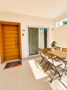 a dining room with a table and chairs and a door at Paraiso Destiny Duplex in Bayahibe