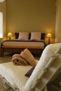A bed or beds in a room at L'Eden des Colibris