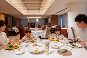 a group of people sitting at a table eating food at Hotel Epinard Nasu in Nasu