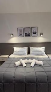 a large bed with three pillows on top of it at Base de los Andes 4 in Maipú