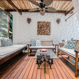 a living room with two couches and a table at Pousada Luz Do Sol in Porto Seguro