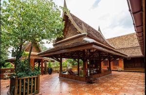 een paviljoen op de binnenplaats van een huis bij Ayutthaya retreat in Phra Nakhon Si Ayutthaya