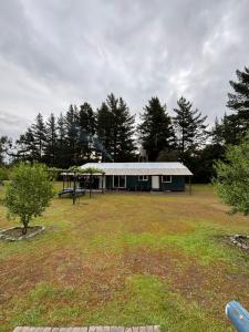 a house with a picnic table in a yard at Campo Yumbel in Yumbel