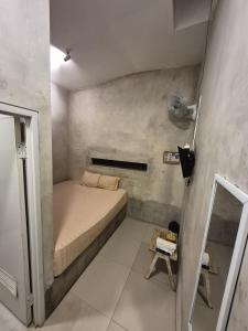 a small bedroom with a bed in a room at Mulyanus Hotel by Calli Rooms in Wirolegi