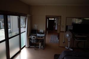 uma sala de estar com uma secretária e uma televisão em Kashi Besso Takachiho em Takachiho