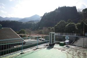 Vista generica sulle montagne o vista sulle montagne dall'interno dell'affittacamere