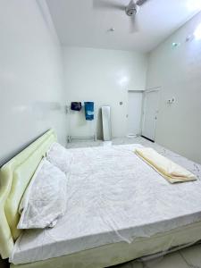 a white room with a large bed in it at كوس الاشخرة in Al Sharqiyah