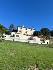 a house on a hill with a green field at Les Grandes Conches in Valensole