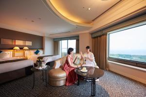 two women sitting in a hotel room at Hotel New Otani Makuhari in Chiba