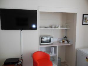 TV a/nebo společenská místnost v ubytování ASURE Camelot Arms Motor Lodge