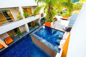 una vista aérea de un hotel con piscina en FuramaXclusive Sandara Hua Hin at Cha-am Beach en Cha Am