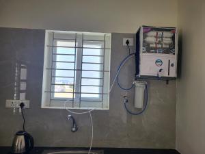 a bathroom with a sink and a window at Yogi Ram Guest House in Tiruvannāmalai