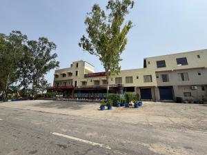 ein leerer Parkplatz vor einem Gebäude in der Unterkunft Crystael Hotel in Babarpur + 3 Fotos