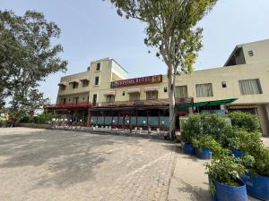 ein Gebäude mit einem Restaurant davor in der Unterkunft Crystael Hotel in Babarpur