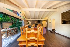 a dining room with a wooden table and chairs at Villa Niloan Olbia in Olbia