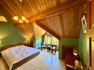 a bedroom with a large bed and a wooden ceiling at 実と來-mitoki in Takayama