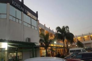 a hotel with cars parked in front of it at OYO Seoul Garden Apodaca in Monterrey