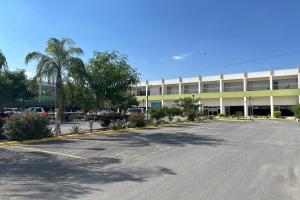 an empty parking lot in front of a building at OYO Seoul Garden Apodaca in Monterrey