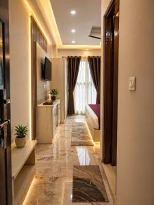 a hallway of a hotel room with a bedroom at Grand Vista Retriet- A luxury Mountain View Property In Mussoorie By Lilly in Mussoorie +17 photos