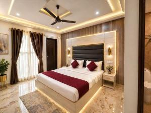 a bedroom with a large bed and a ceiling fan at Grand Vista Retriet- A luxury Mountain View Property In Mussoorie By Lilly in Mussoorie