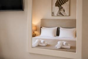 ein Schlafzimmer mit einem Bett, auf dem Handtücher liegen in der Unterkunft Azure Mare Studios in Agios Georgios Pagon